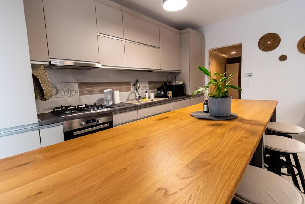 Arte - 2 Bedroom Apartment Near Coresi Mall With Free Parking Braşov Exteriör bild